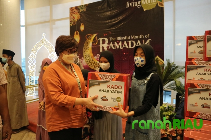 Santunan anak Yatim Jelang Idul Fitri, Lazismu Pekanbaru bekerjasama dengan Living World 